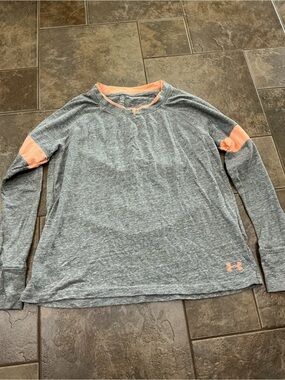 🥵 Under Armour loose fit Gray Long Sleeve Shirt with peach Accents